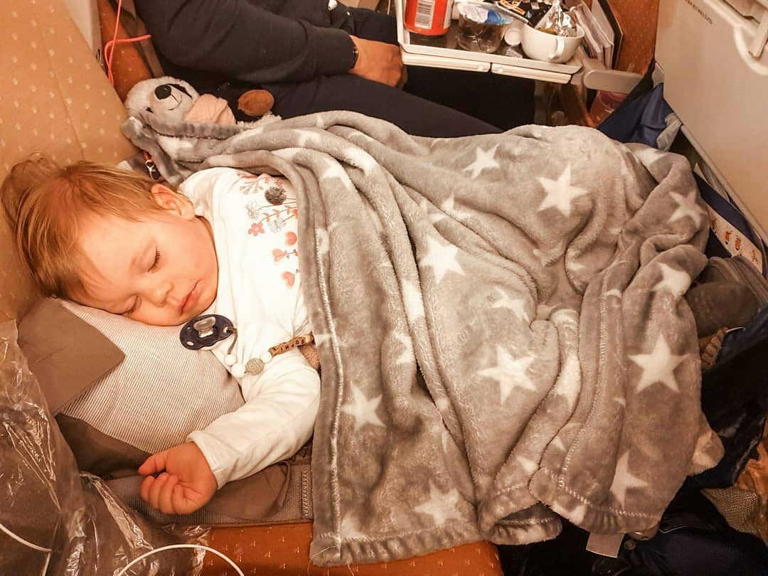 "Sieben Stunden Schlaf" - Nina, Singapore Airlines